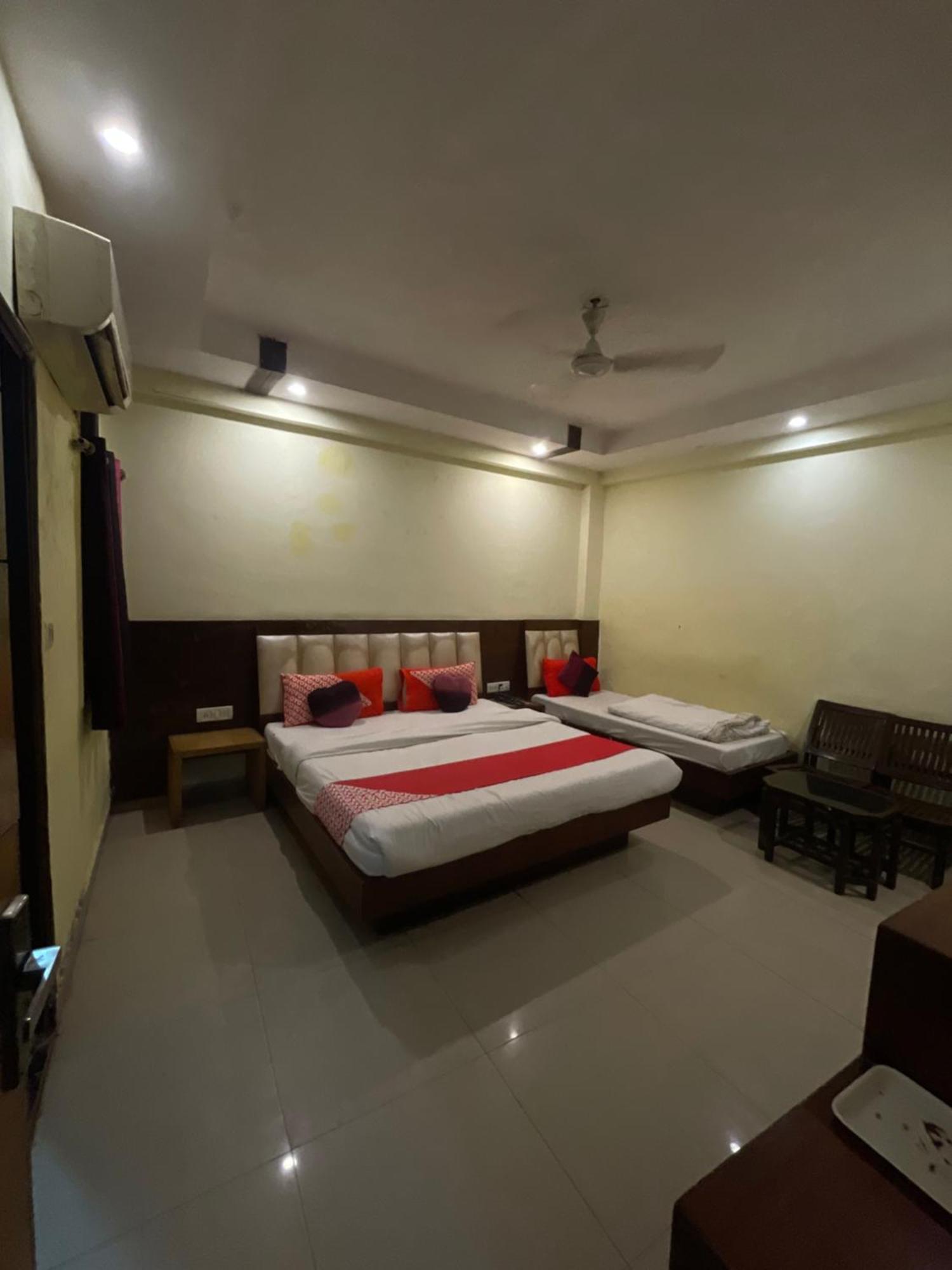 Hotel Golden Gate New Delhi Exterior photo