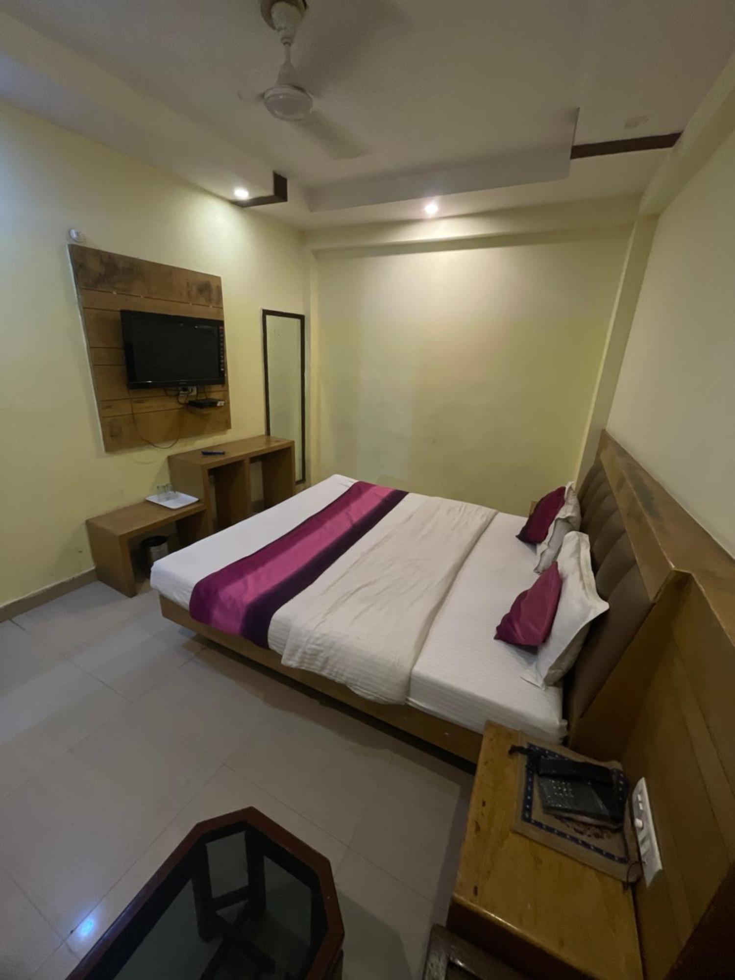 Hotel Golden Gate New Delhi Exterior photo