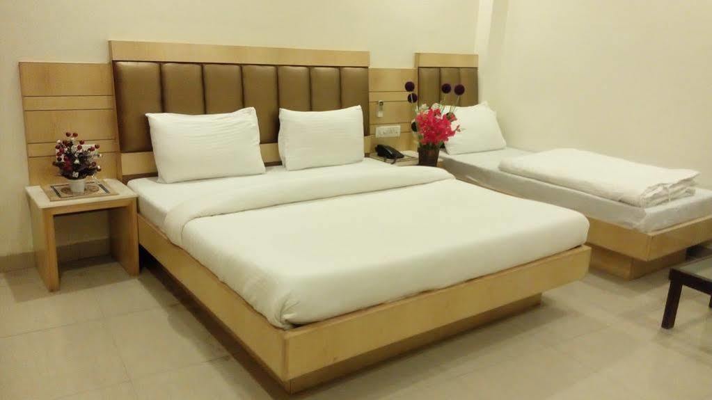 Hotel Golden Gate New Delhi Exterior photo